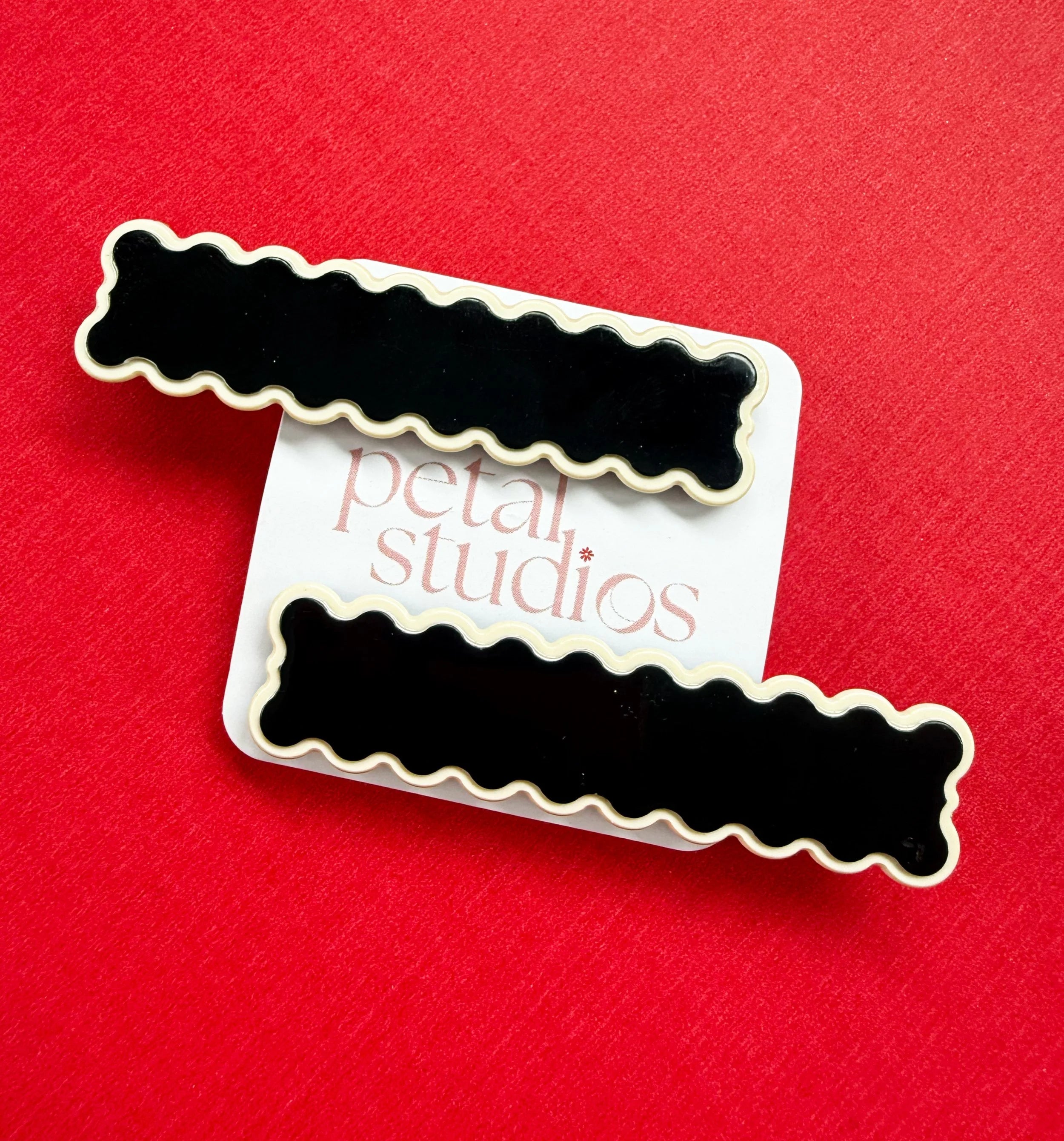 hair clip -  black wavy trim